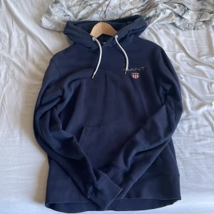 Gant hoodie - En snygg Gant hoodie i storlek S Men passar M (Använd en gång) (ny pris runt 1000 Mitt pris 500) (priset går att diskutera)