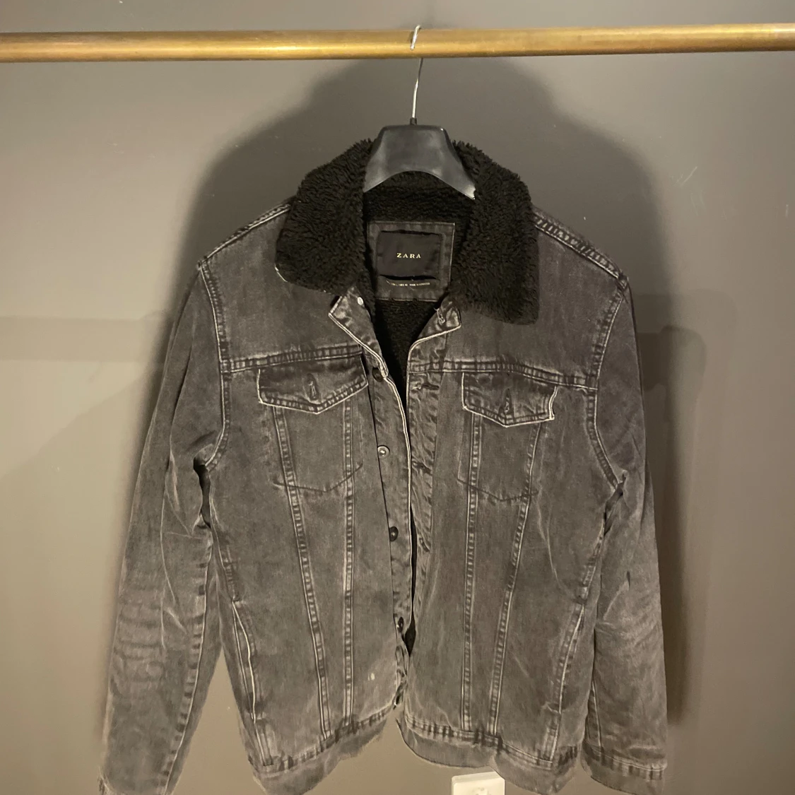 Grå jeansjacka från Zara