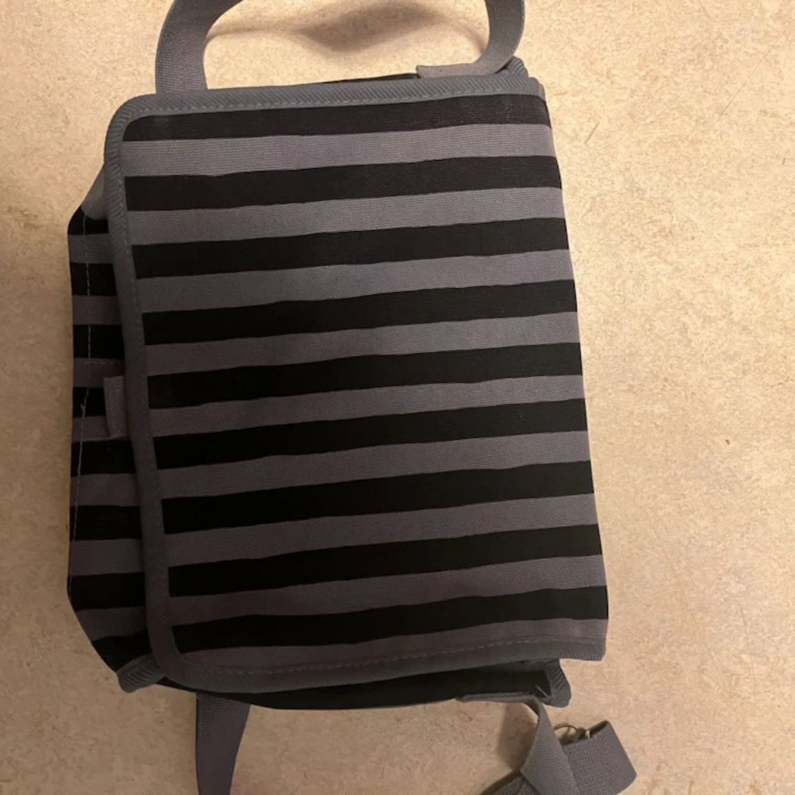 Randig axelväska från Marimekko