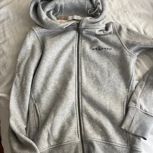Sail racing zip Hoodie  - Sail race zip Hoodie i grå, väldigt lite använd och har inga defekter. Köptes för 1500 kr🤍