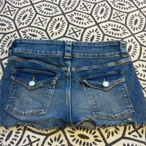 Shorts - Fina jeans med fickor som jag klippte till shorts eftersom att de sprack! Köpt för 279 på Hm så tänker att jag säljer de för runt 100kr men skriv vid frågor och ja priset går alltid att diskuteras!💕💕