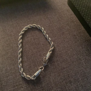 Säljer min Silver arm band  - Hej, säljer mitt silver armband den är 8/10 den har inga repor den är fint skick jag behöver inte det längre för jag har flera armband hemma så jag vill bli av med det 🤗😊