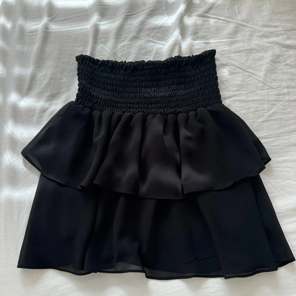 Svart fin volangkjol