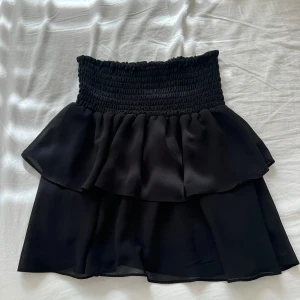 Svart fin volangkjol - En jättefin sommarkjol! Är i storlek xs men passar även s/m då den har en töjbar midja💕💕