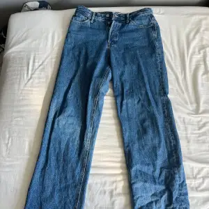 Säljer dessa Jack n Jones jeans då de inte används. Dom är använda ca 4ggr. Modellen heter Alex och är baggy. Nypris 599