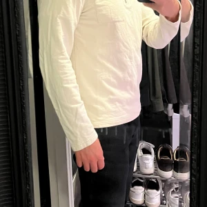 Sweatshirt beige  - Beige sweatshirt, sparsamt använd.  Storlek: S