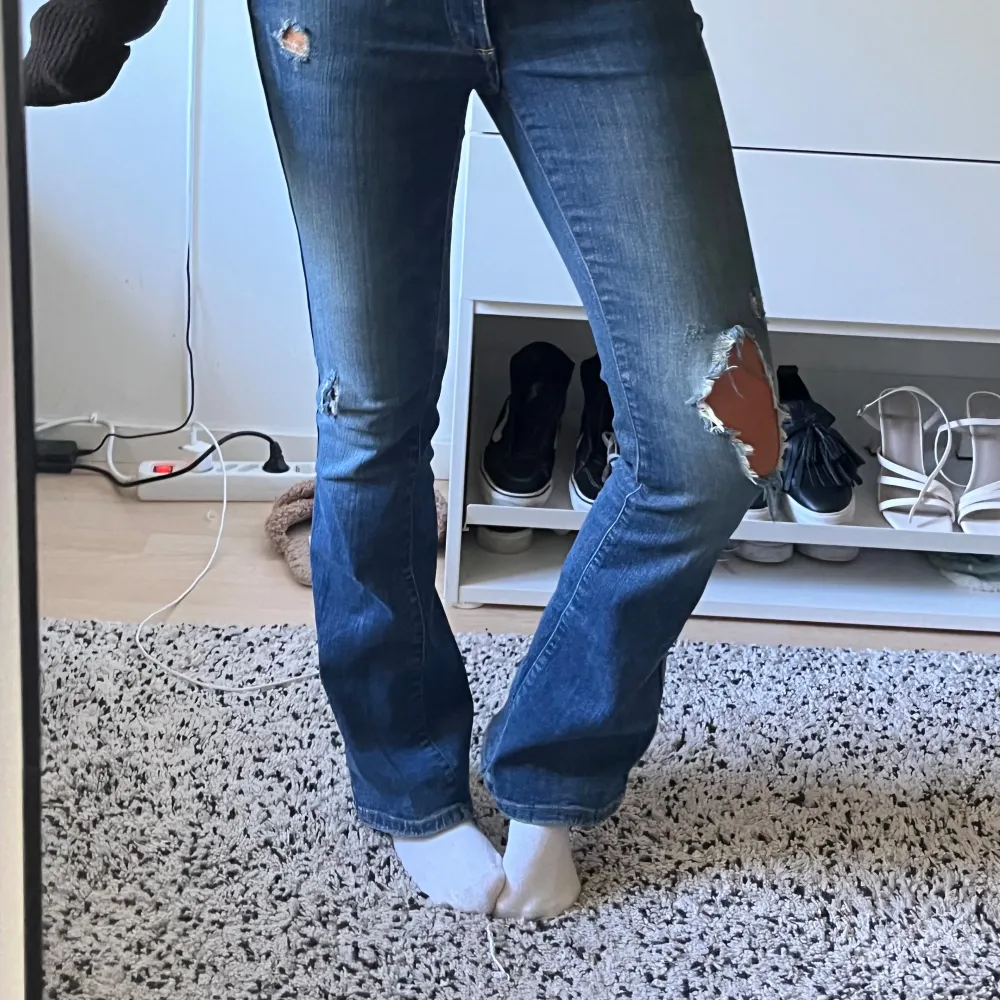 Superfina jeans med egengjorda hål! Utöver egna hål är de inte slitna på något sätt. Lågmidjade, inga bakfickor. Skriv för mer frågor 🥰. Jeans & Byxor.