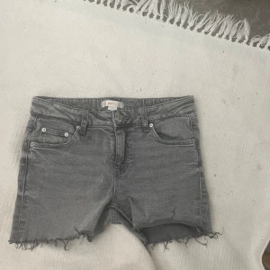 Gråa shorts  - Gråa shorts från Gina Tricot som tyvärr är för små för mig