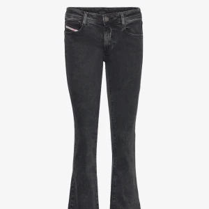 Lågmidjade bootcut diesel jeans - Säljer ett par mörkgrå jeans från diesel i modellen ebbey. Dem är i jättefint skick, hör av er om ni har några frågor eller vill ha egna bilder💞Nypris ca 1800kr