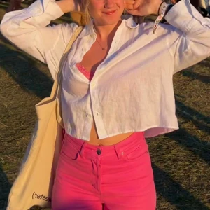 Linneskjorta  - Vit linneskjorta från Zara, säljer pga den inte kommer till användning. Använd ett fåtal gånger men är i super skick! 💗