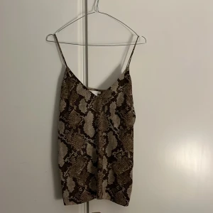 Linne H&M - Säljer detta väldigt coola linne ifrån H&M som aldrig har kommit till användning! Skriv gärna vid intresse eller funderingar✨