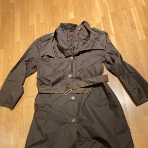 Vintage regnkappa  - Förmodligen inte så bra som regnkappa men har väldigt fina knappar Tre älgknappar och en större och två mindre av den andra 