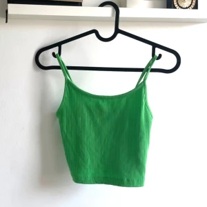 Grön ribbad linnetopp - Säljer en superfin grön ribbad topp. Toppen är i ett mjukt och stretchigt material. Bra skick 💚