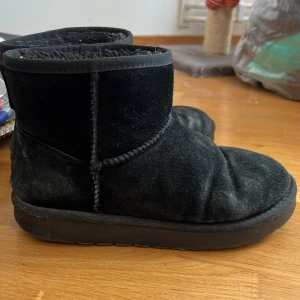 Svarta boots i mocka - Säljer ett par svarta boots i mocka. De är perfekta för kyligare väder och har en mysig insida. Skorna är i bra skick och redo för en ny ägare!