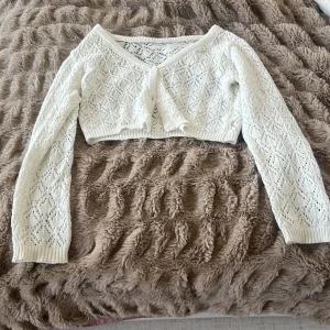 Stickad långärmad bolero - Denna tröja är perfekt att dra på över ett linne under de kallare månaderna eller över en bikini de varmare månaderna💕Lappen där storlek står är borta men passar storlek XXS-S