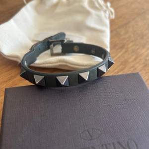 Grönt valentino armband med alla delar med. Låda och extra spikar