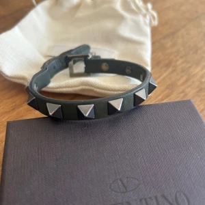 Valentino armband - Grönt valentino armband med alla delar med. Låda och extra spikar
