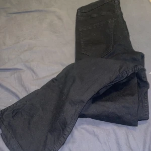 Gina Jeans  - Gina tricot jeans i storlek S , i bra skick , de har en slits längst benen och säljs för 140 kronor