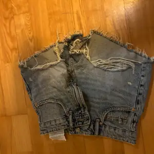 Helt oanvända shorts med lappen kvar från Zara, storlek 38 men skulle mer uppskatta de som 34/ liten 36. Säljer då jag tyckte de satt för tjat på mig 