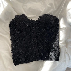 Svart glitter topp - En svart korset topp men blixtlås fram,jätte fin i mörktret,ungefär S men stretchar mycket i ryggen. Använd Max 3 gg, pris kan diskuteras😊