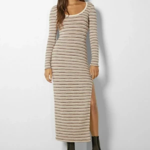 Berska klänning - Härlig stickad-liknande klänning från berska, använd en gång.  Passar bra nu till hösten!☀️🍂