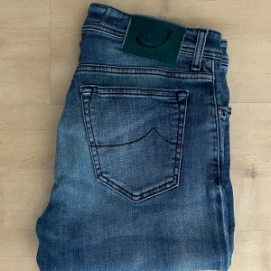 Jacob Cohen jeans - Tjena! Säljer nu ett par snygga Jacob Cohen jeans! Storleken är 32 och de är i grymt skick utan någon defekt! Vid frågor skriv! /Emil