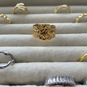 Rostfritt stål ring  - Säljer ringar i både guld och silver. Ringarna har olika design, inklusive en med ett unikt mönster och andra med glittrande detaljer. Perfekta för att ge en touch av elegans till vilken outfit som helst. Passar bra för både vardag och festliga tillfällen.(styck pris)