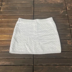 Prickig stickad kjol - Uppskattad storlek 