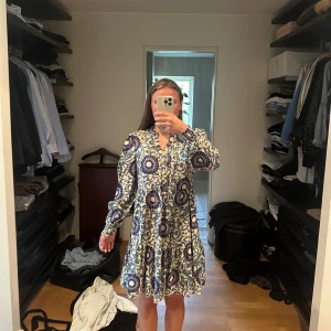 Blommig klänning med volangdetaljer - Säljer min superfina vår/sommarklänning som har ett väldigt fint unikt mönster. knappt använd.