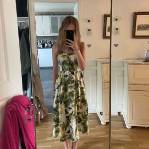 Citron klänning  - Jätte söt klänning med citron mönster. 🤩🤩 Jag är 172 cm lång och på mig är längden väldigt bra.