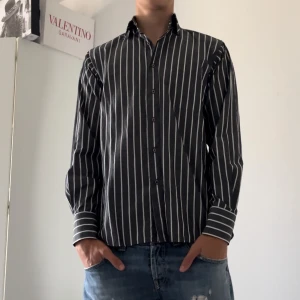 Randolph skjorta: nypris 500 - Skjorta i linneliknande material. Svart med vita ränder. Perfekt till sommaren. Hör av dig vid eventuella frågor  Mvh Max😁