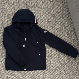 Moncler windbreaker - tja! Säljer denna monke jacka, knappast använd. Size 2.  