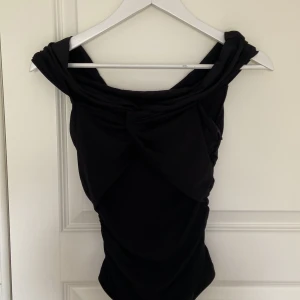 Populär topp🎀 - Jättefin, oanvänd offshouldertopp från bikbok i storlek s men funkar som xs också🥰
