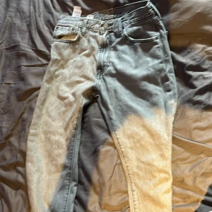 Gråa Levis 551 Z - Säljer dessa super fräscha Levis 551 i ljusgrå, säljer eftersom jag tröttnat på dom. Nypris 1299.  Skriv för fler bilder eller om du har några frågor
