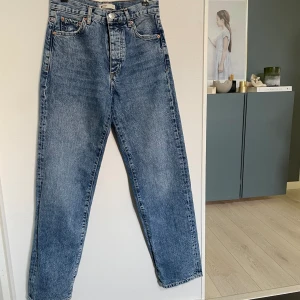 Ginatricot Straight leg jeans - Ett par raka jeans från Ginatricot i blå tvätt. Hög/ mellan hög midja.