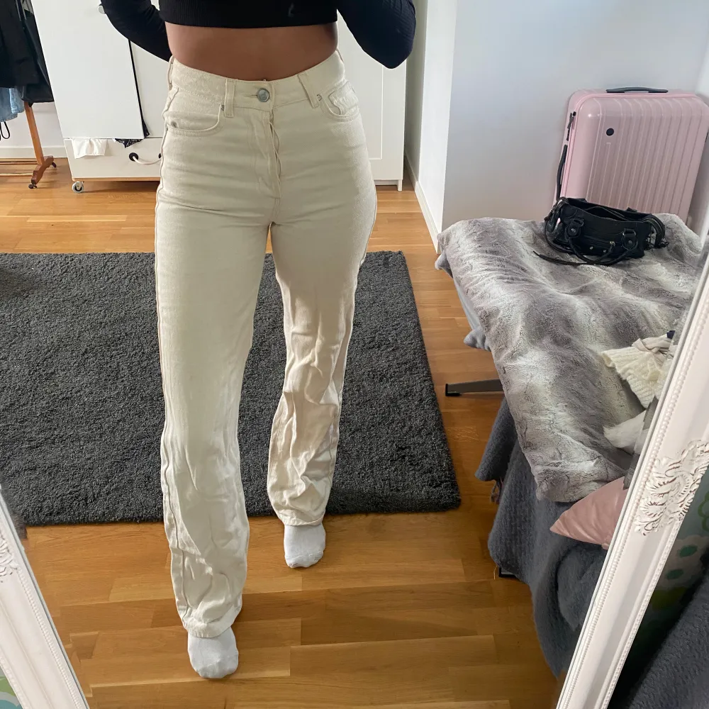 Högmidjade créme vita jeans från bikbok. . Jeans & Byxor.