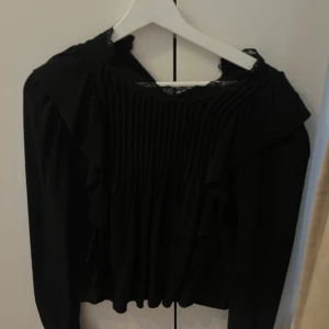 Zara blus  - Säljer fin så så fina blus ifrån zara❤️ helt slutsåld i butik💓 den är som ny och endast testad❤️