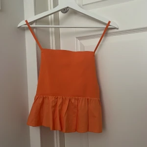 Zara topp - Zara topp med rosett baktill i storlek M men passar S då den är liten i storleken. Nyskick bara använd en gång, nypris 359kr. Köparen står för frakten 