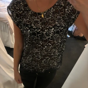 Snygg topp - Säljer denna fina toppen med blommönster!!🥰