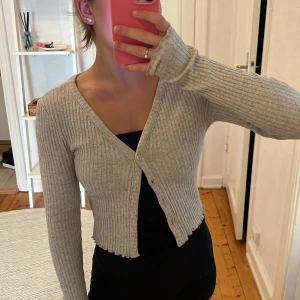 Liten kofta - Ribbad kofta med knappar!  Kort men mycket stretchig Använd fåtal gånger men känns som ny✨