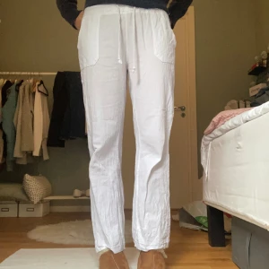 Vita Roxy linnebyxor  - Jag säljer ett par vita linnebyxor från Roxy i storlek xs. Sömmen har gått upp lite på ena fickan och jag har sprättar upp nere vid benen men annars bra skick. Ingen lapp i byxan så vet inte material och storlek exakt. Säljer då de är för korta. 