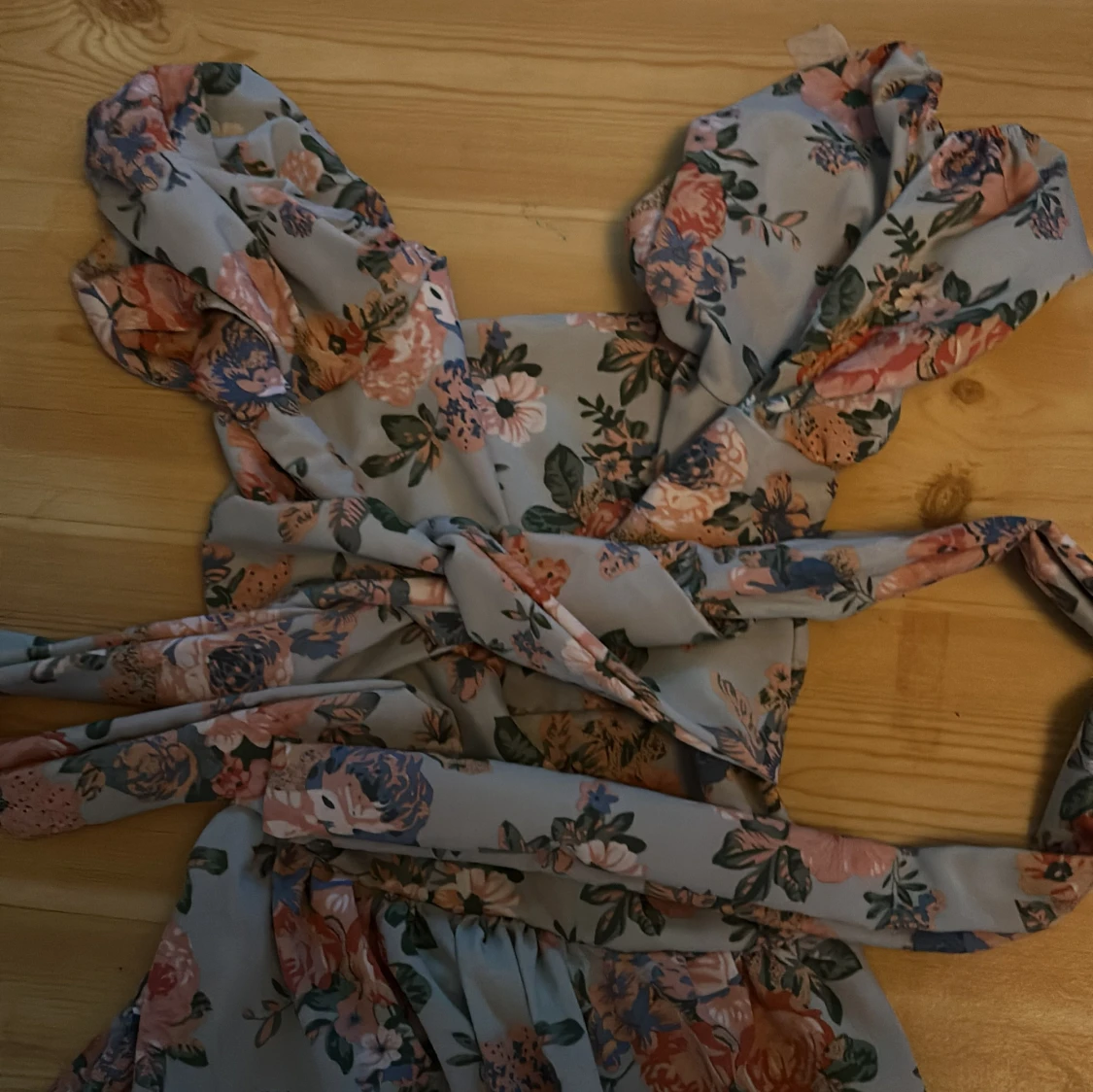 Blommig långklänning med volanger - 90