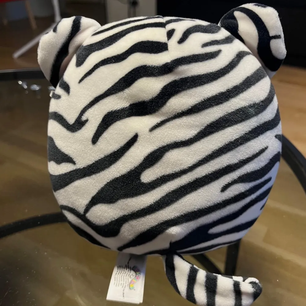 Squishmallow Tasha the Tiger 19cm I fint skick . Frakten ingår I priset. Accessoarer.