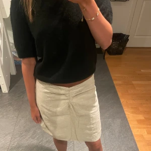 Linne kjol 🐆 - Superfin linnekjol ifrån gina tricot⭐️ Obs att kjolen är alldeles för stor på mig så bilderna visar inte helt rättvist!🙏🏽 Oanvänd