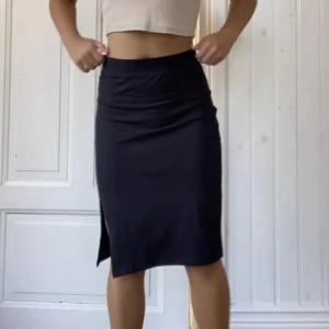 Kjol med slits - Svart kjol med en slits på ena benet, as snygg verkligen!! Säljs då jag har flera likadana💗