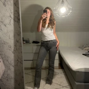 High waist bootcut jeans från Gina tricot  - as snygga high waist bootcut jeans från Gina i tall modellen, tyvärr åker gylfen ner ibland därav priset annars i väldigt bra skick. jag är 177 till referens💗