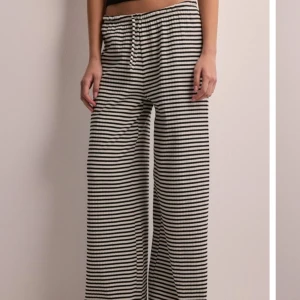 Randiga mjukisbyxor - Superbekväma randiga mjukisbyxor . satt inte som jag tänkt mig och kan ej skicka tillbaka längre 💓