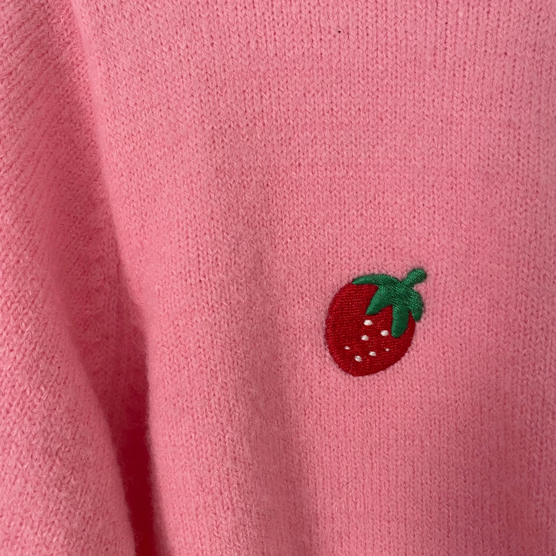 Rosa kofta med jordgubbsmönster från Pieces - 91