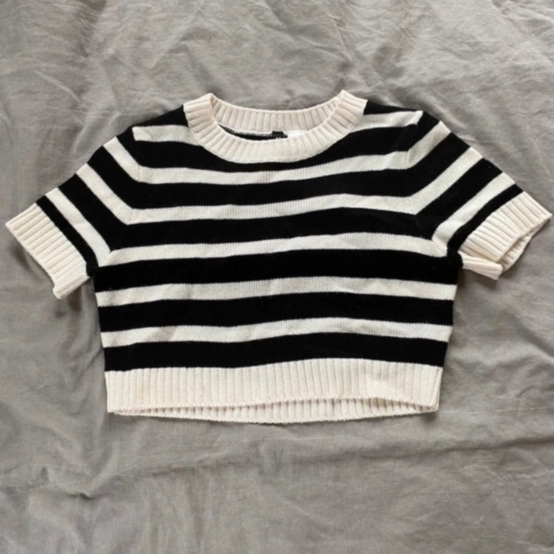 Svart och vit randig stickad tröja - 91