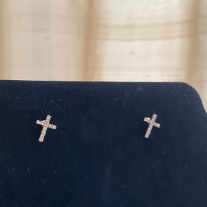 Kors örhängen  - Guldiga örhängen med Kors på💞💓